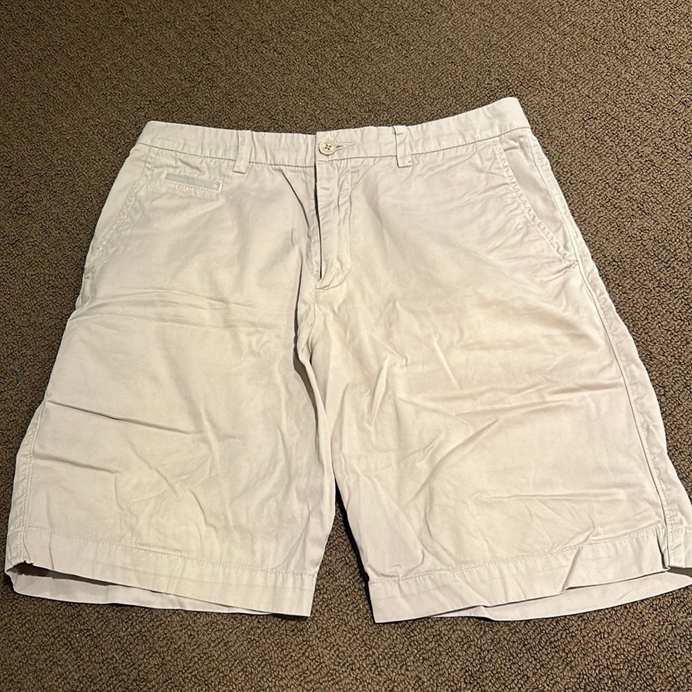 Men’s khaki shorts